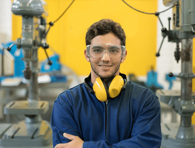Theo học ngành Kỹ thuật ở Vương quốc Anh